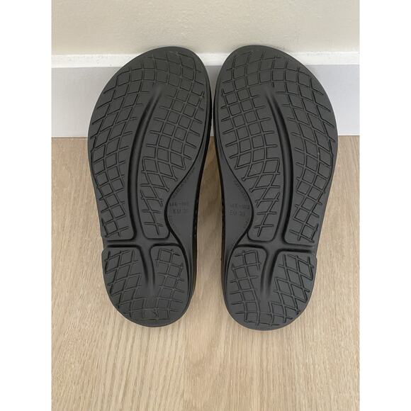 NWOT OOFOS Womens Ooahh Recovery Slide Sandals Shoes 8 Black Comfort Slip On - Picture 9 of 10